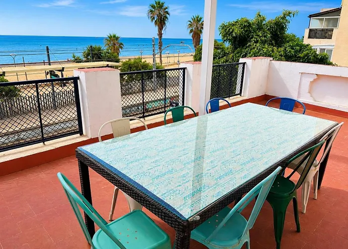 Casa con vistas al mar y jardín